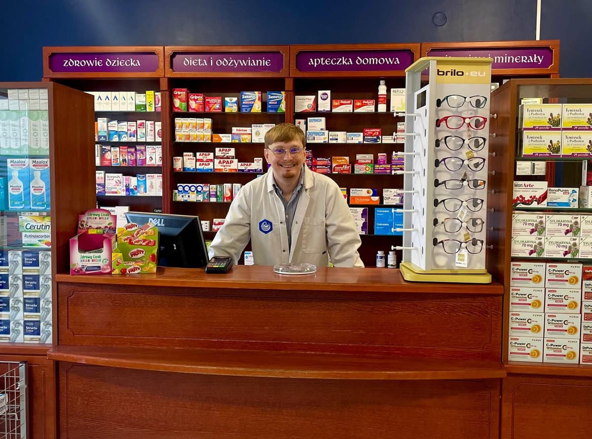 mgr farm. Aleksander Flaszka, farmaceuta i kierownik punktu aptecznego w Lubominie, apteka.online